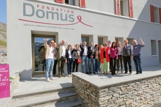 Mathias Reynard, conseiller d'Etat en charge de la santé (à gauche), et une partie de l'équipe de la Fondation Domus lors de l'inauguration du foyer à Ardon